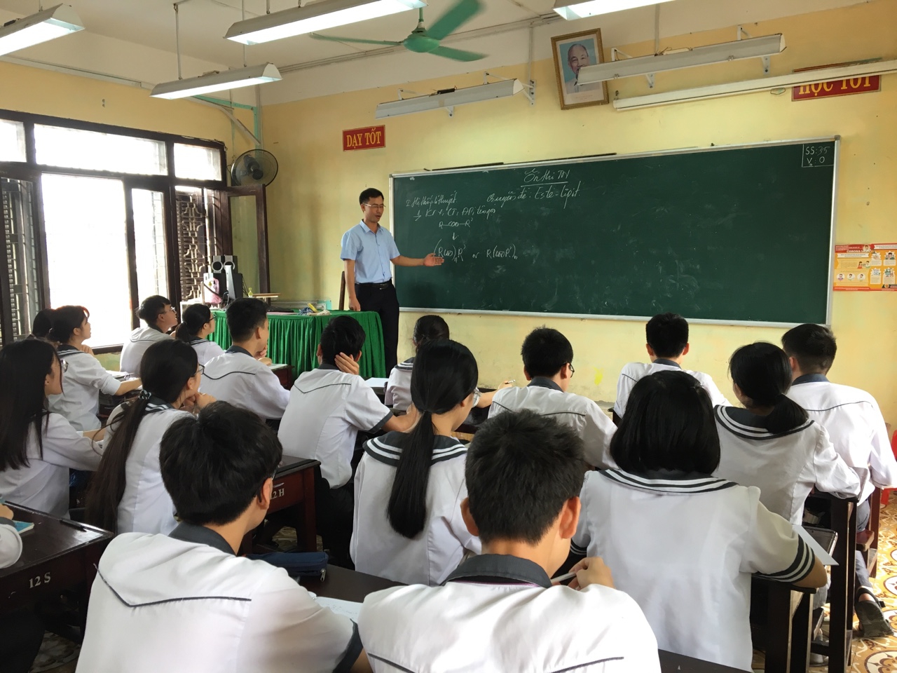 Học sinh lớp 12 Nam Định tất bật ôn luyện thi tốt nghiệp THPT - Ảnh minh hoạ 2