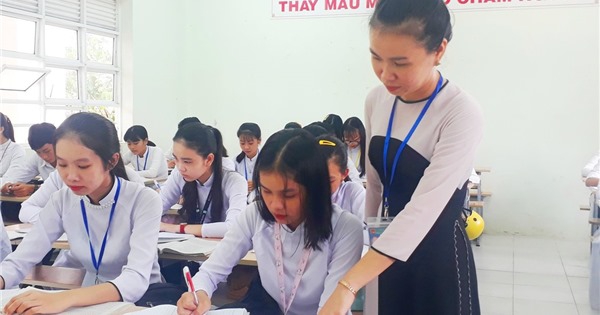 Cô giáo dạy Văn bằng Cải lương được Chủ tịch UBND tỉnh tặng Bằng khen