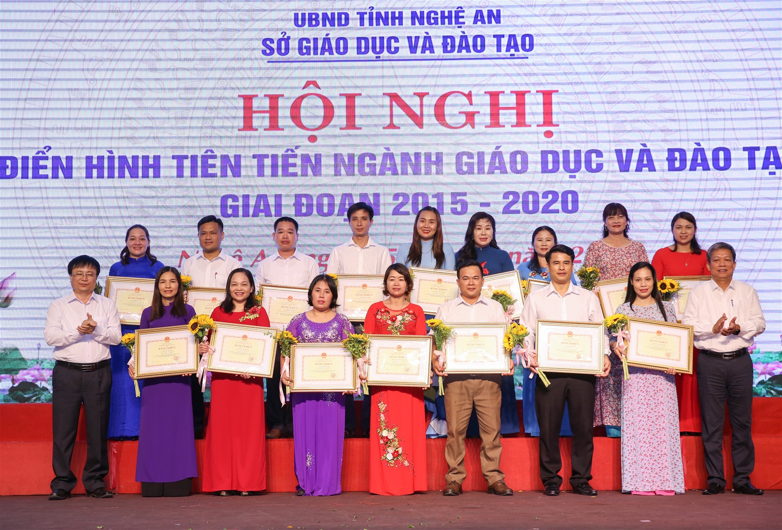 Nghệ An: Tôn vinh 153 cá nhân, tập thể điển hình tiên tiến ngành giáo dục - Ảnh minh hoạ 4