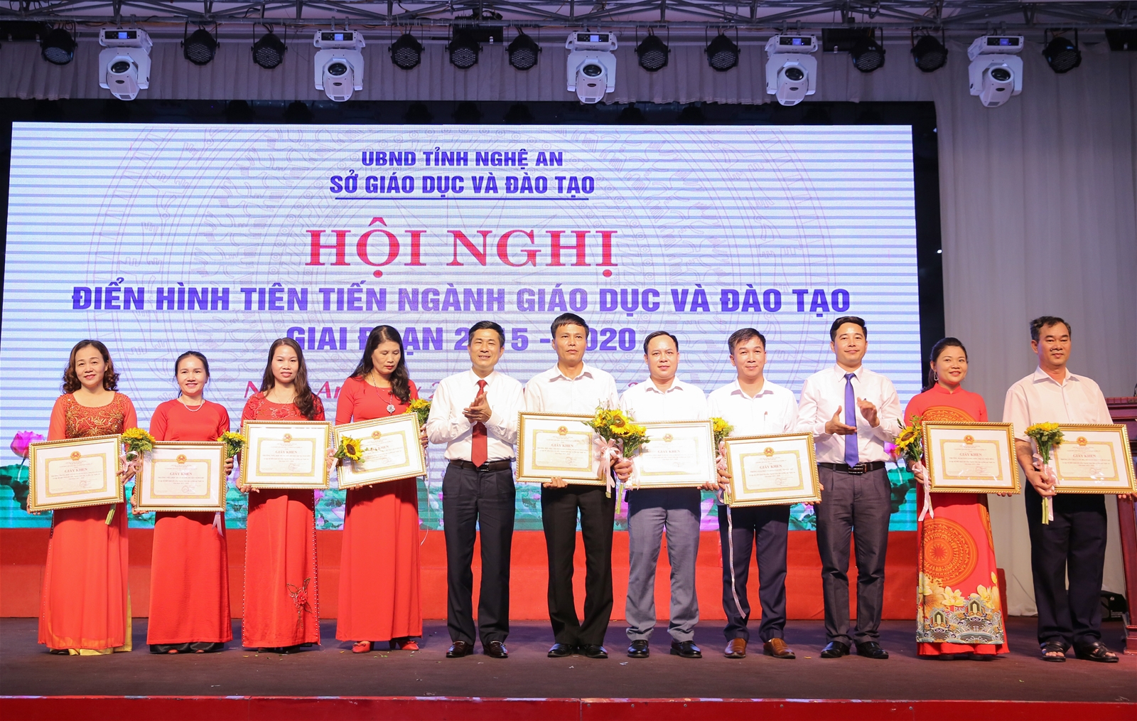 Nghệ An: Tôn vinh 153 cá nhân, tập thể điển hình tiên tiến ngành giáo dục - Ảnh minh hoạ 7