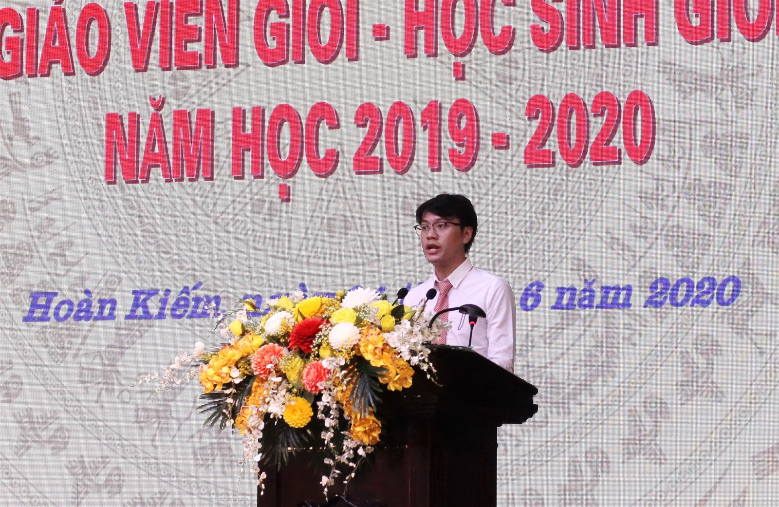 Quận Hoàn Kiếm (Hà Nội) tuyên dương giáo viên giỏi, học sinh giỏi - Ảnh minh hoạ 3