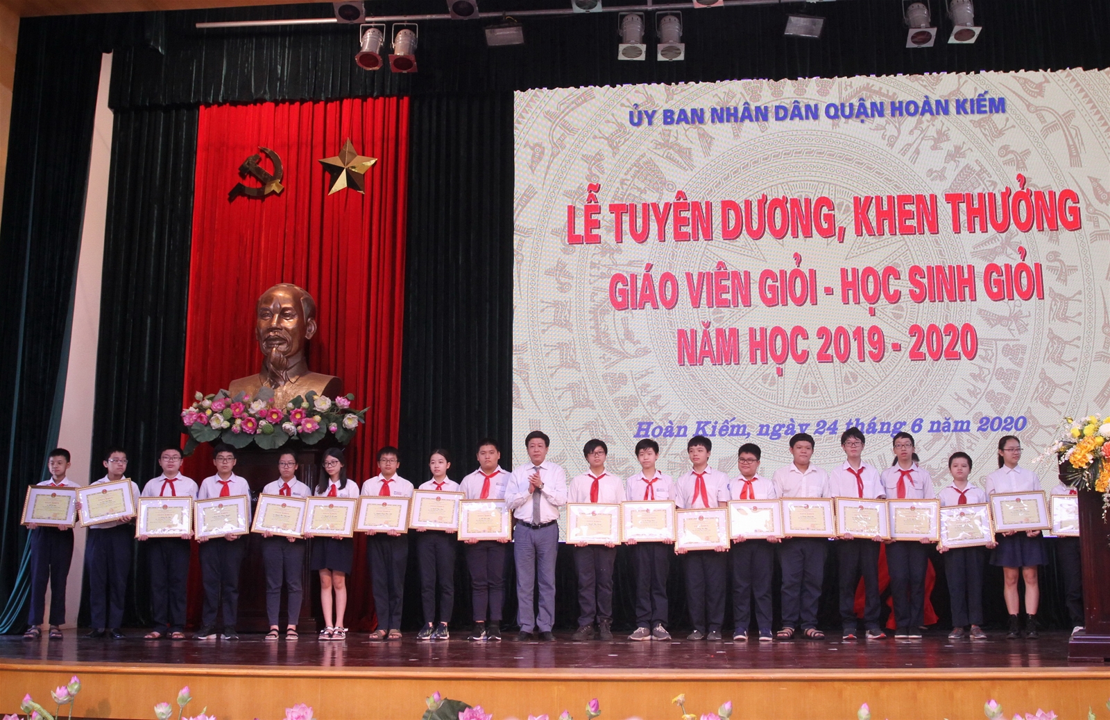 Quận Hoàn Kiếm (Hà Nội) tuyên dương giáo viên giỏi, học sinh giỏi - Ảnh minh hoạ 5