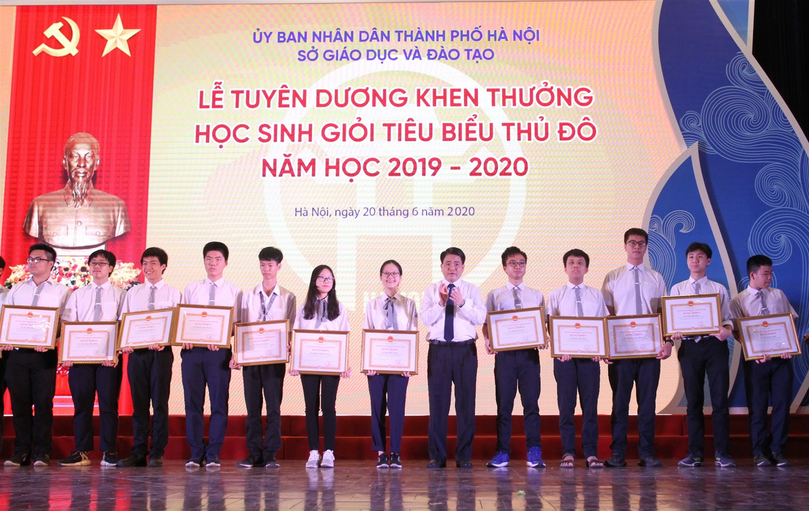 Chủ tịch UBND TP Nguyễn Đức Chung và Trưởng ban Tuyên giáo Thành ủy Nguyễn Văn Phong trao Bằng khen của UBND TP Hà Nội cho 26 học sinh THPT đoạt giải quốc tế.