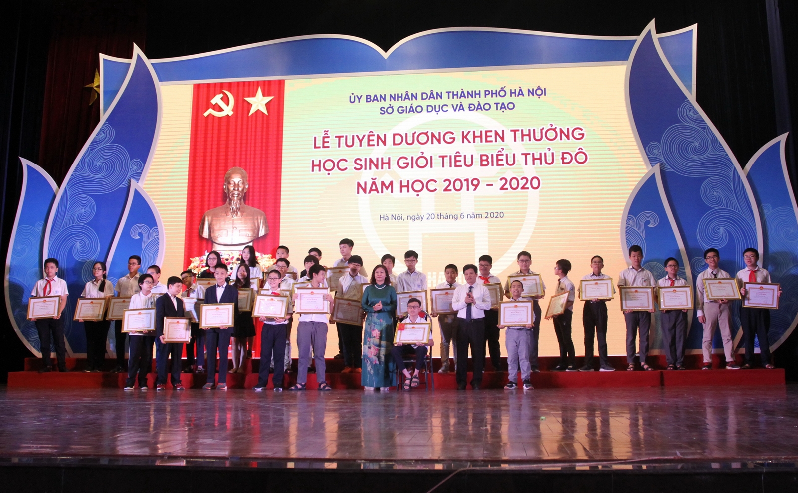 Trưởng ban Dân vận Thành ủy Nguyễn Thị Tuyến và Phó Chủ tịch UBND TP Ngô Văn Quý trao Bằng khen của UBND TP Hà Nội cho 33 học sinh tiểu học và trung học cơ sở đoạt giải quốc tế.