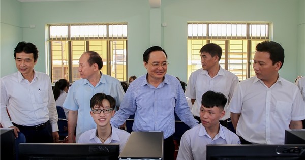 Bộ trưởng Phùng Xuân Nhạ: Sẵn sàng cùng địa phương xây dựng đề án phát triển nguồn nhân lực