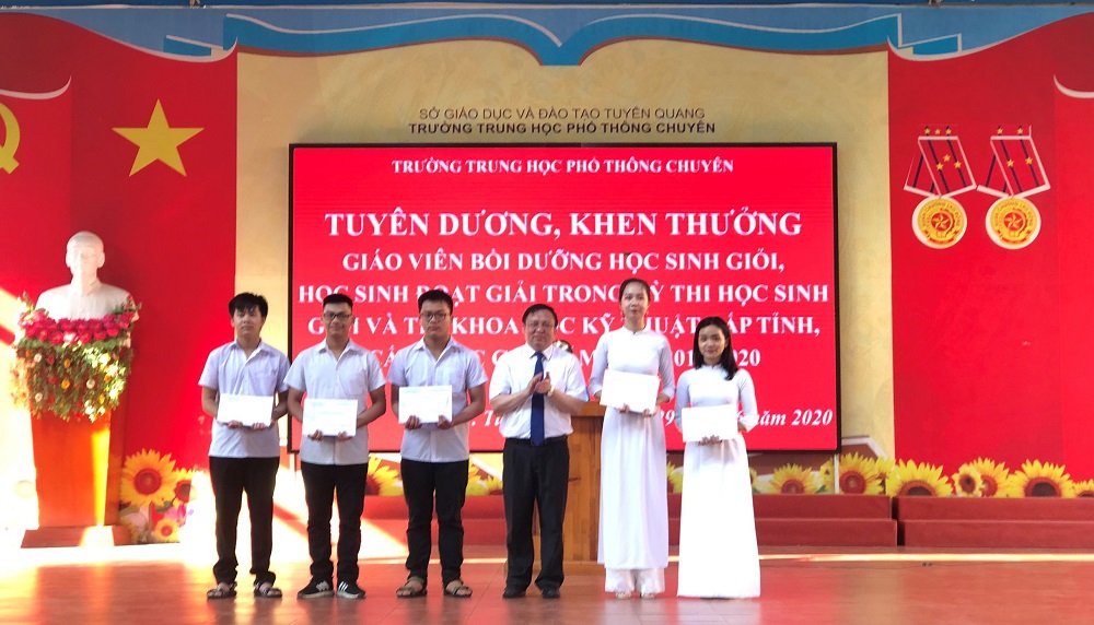 Tuyên Quang:Tuyên dương giáo viên và học sinh giỏi năm học 2019-2020 - Ảnh minh hoạ 2