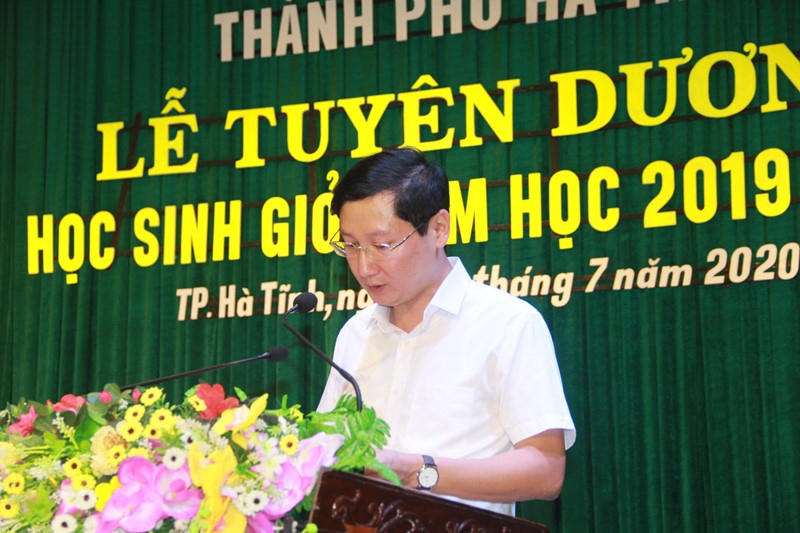 TP Hà Tĩnh tuyên dương gần 200 học sinh, giáo viên xuất sắc - Ảnh minh hoạ 6