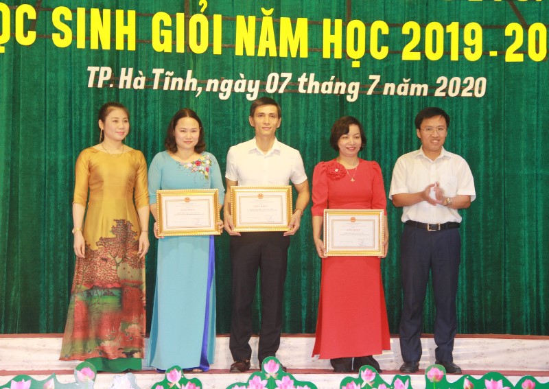 TP Hà Tĩnh tuyên dương gần 200 học sinh, giáo viên xuất sắc - Ảnh minh hoạ 3