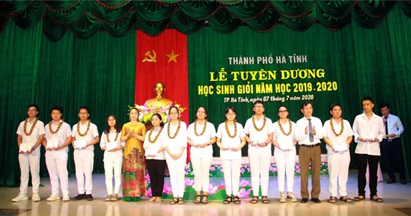 TP Hà Tĩnh tuyên dương gần 200 học sinh, giáo viên xuất sắc