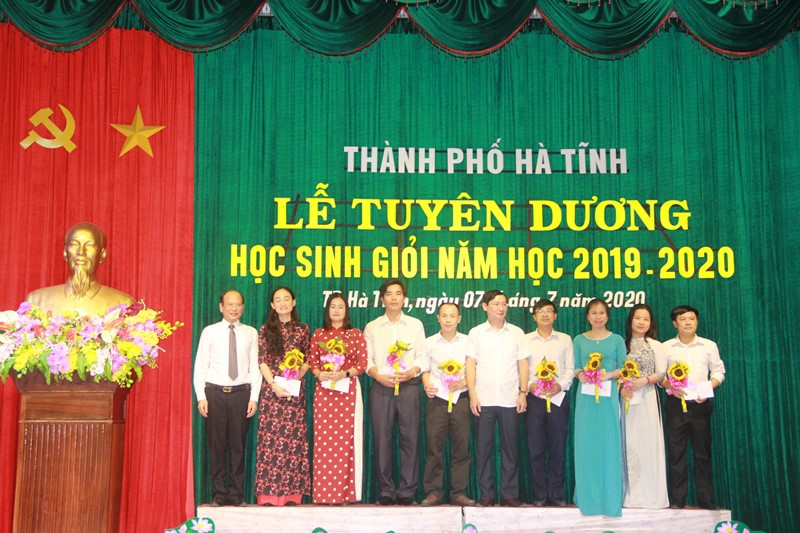 TP Hà Tĩnh tuyên dương gần 200 học sinh, giáo viên xuất sắc - Ảnh minh hoạ 2