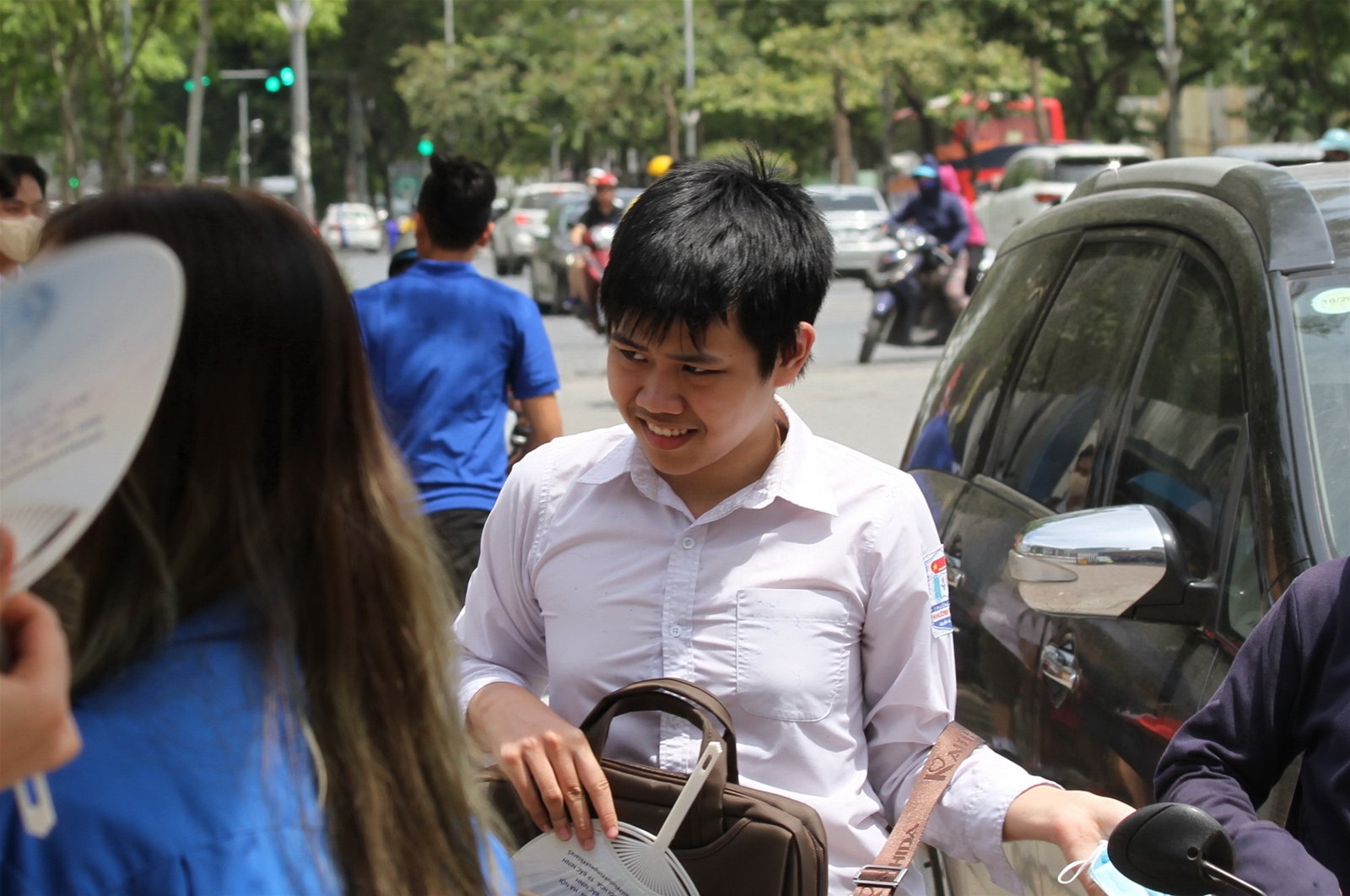 Hà Nội: Thí sinh thi chuyên trong nắng nóng 38 độ C - Ảnh minh hoạ 2