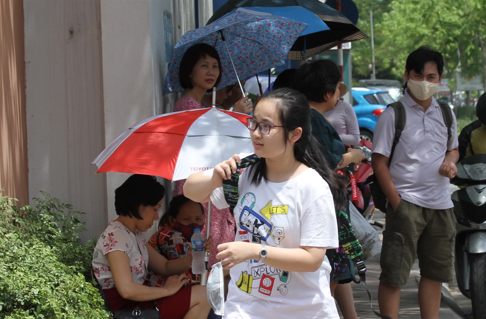 Hà Nội: Thí sinh thi chuyên trong nắng nóng 38 độ C - Ảnh minh hoạ 3