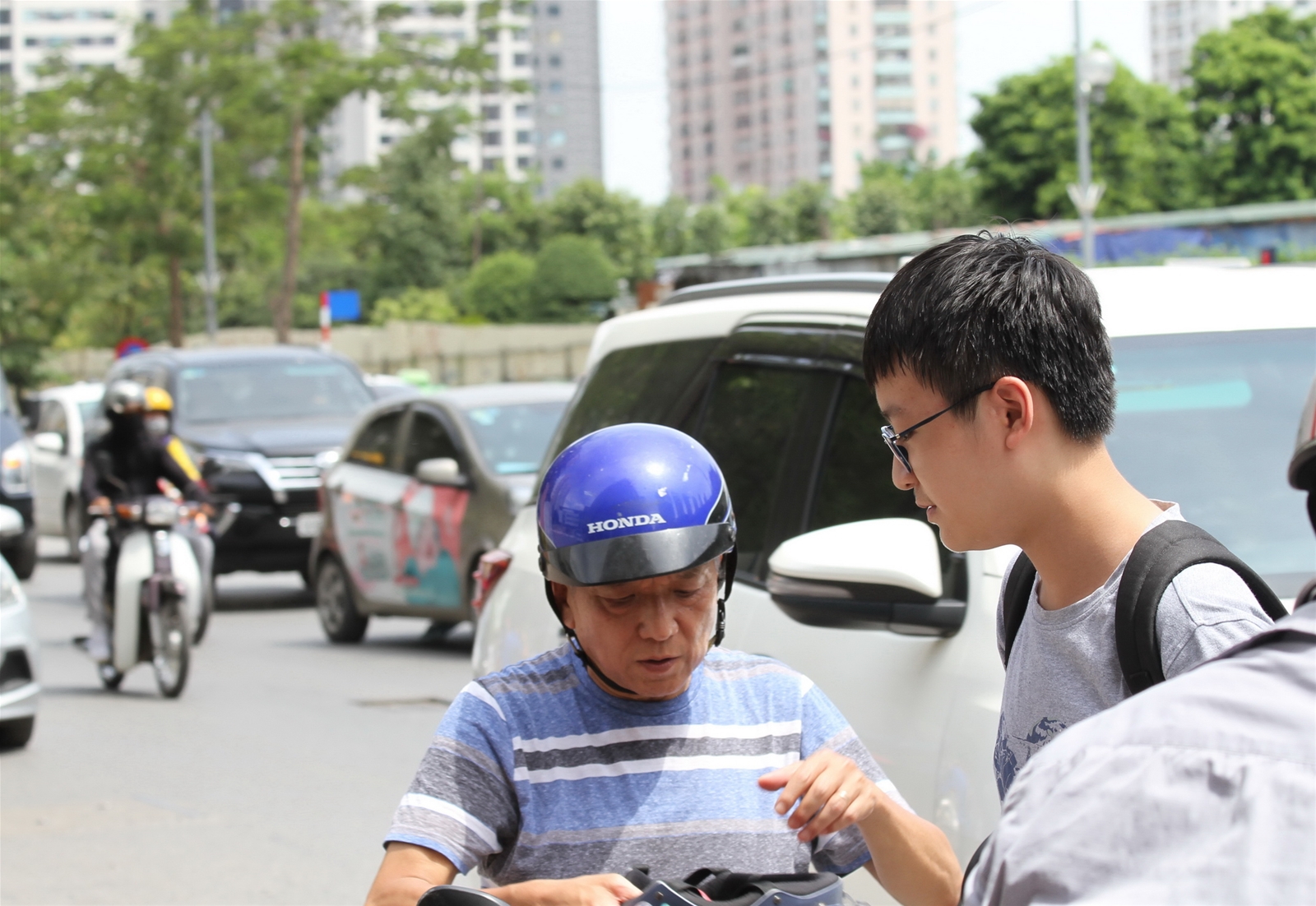 Hà Nội: Thí sinh thi chuyên trong nắng nóng 38 độ C - Ảnh minh hoạ 6