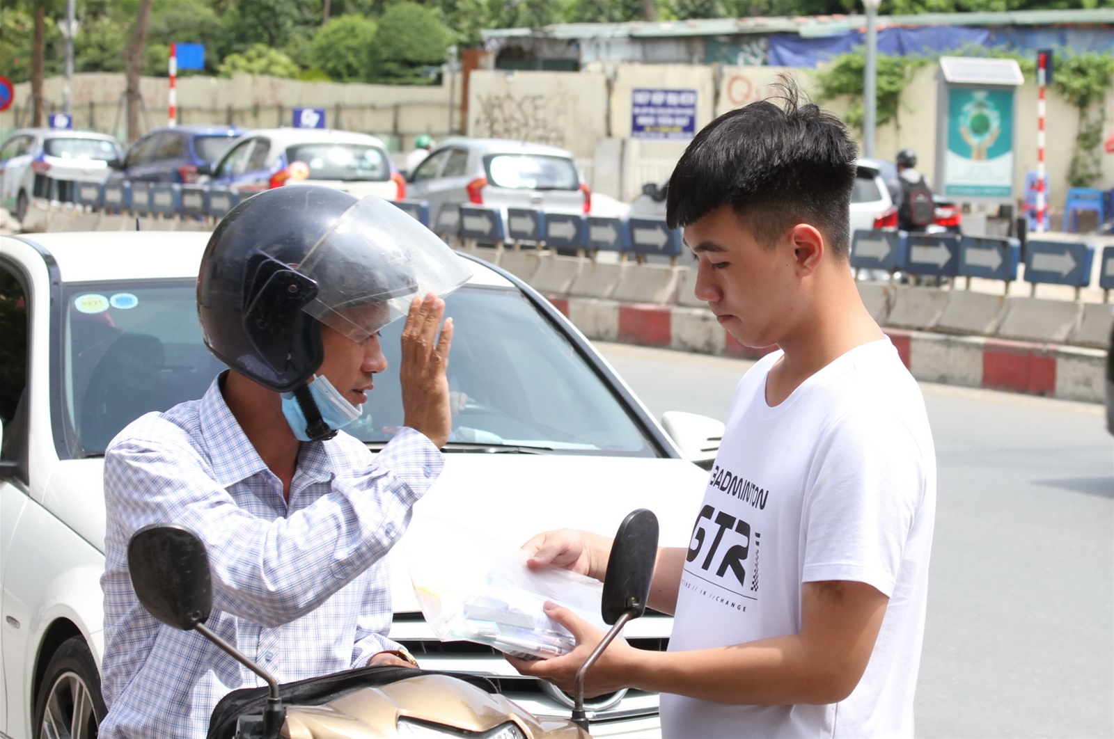Hà Nội: Thí sinh thi chuyên trong nắng nóng 38 độ C - Ảnh minh hoạ 10