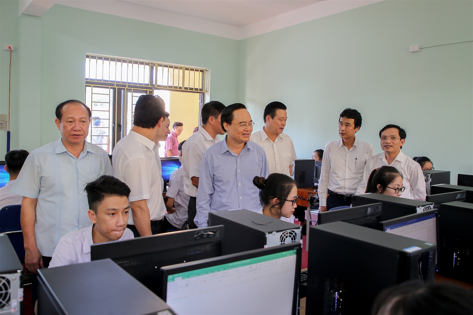 Bộ trưởng Phùng Xuân Nhạ thăm và trao tặng phòng máy vi tính cho trường THPT Lê Hồng Phong - Ảnh minh hoạ 6