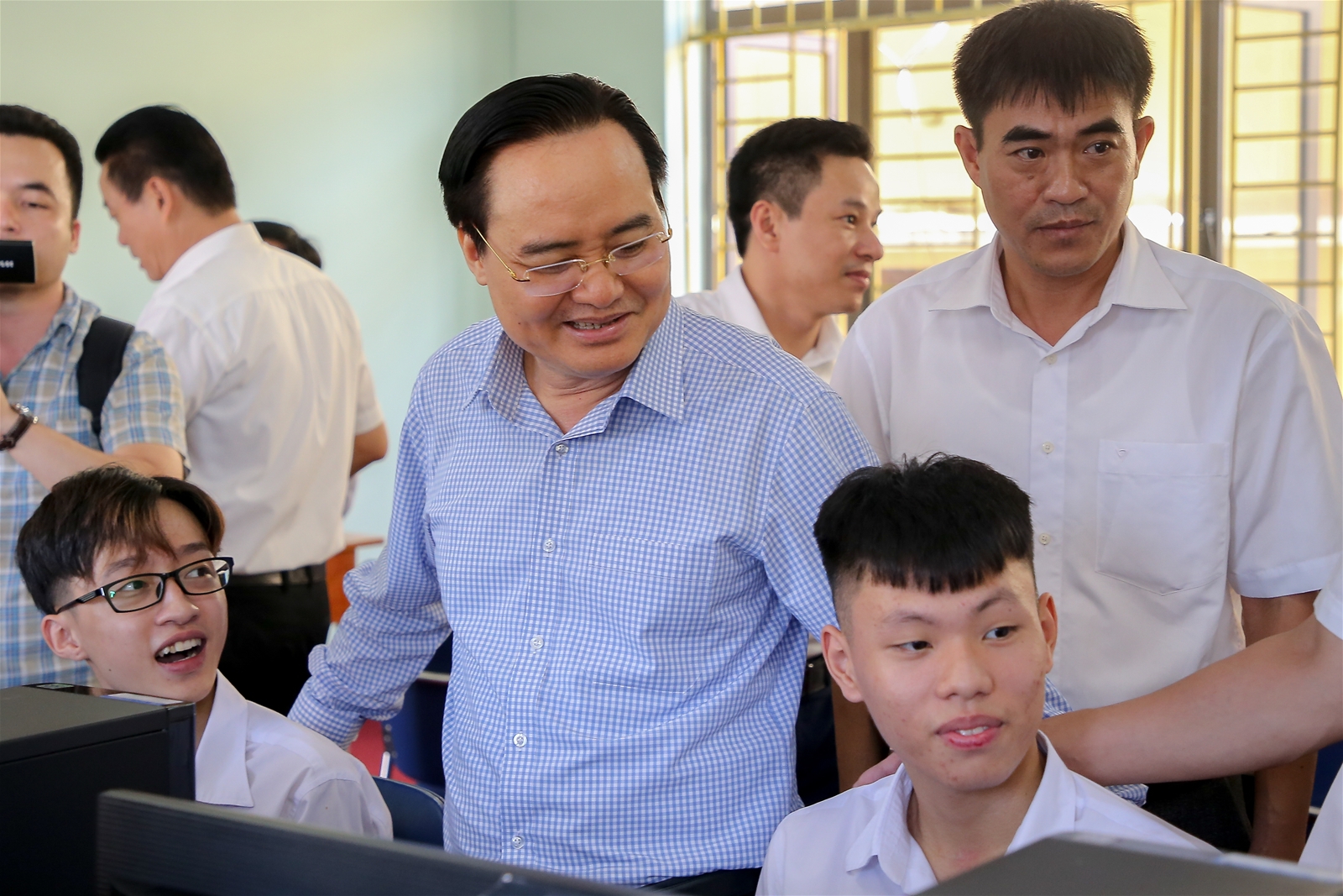 Bộ trưởng Phùng Xuân Nhạ thăm và trao tặng phòng máy vi tính cho trường THPT Lê Hồng Phong - Ảnh minh hoạ 3