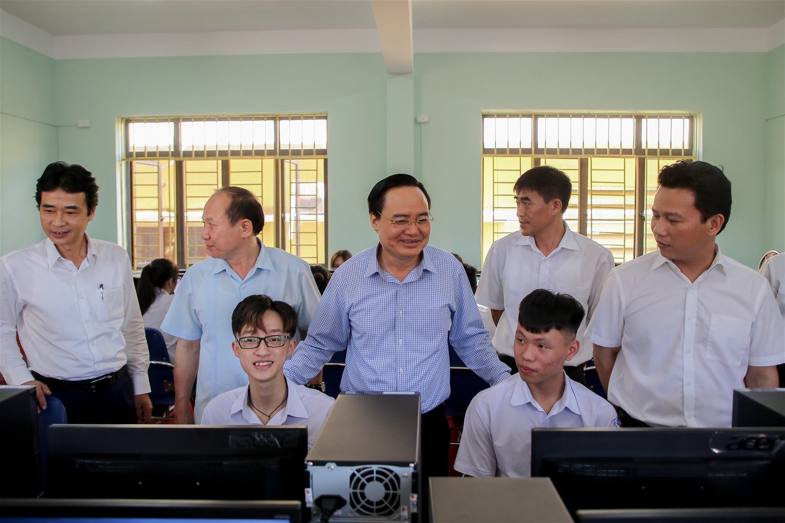 Bộ trưởng Phùng Xuân Nhạ thăm và trao tặng phòng máy vi tính cho trường THPT Lê Hồng Phong - Ảnh minh hoạ 5