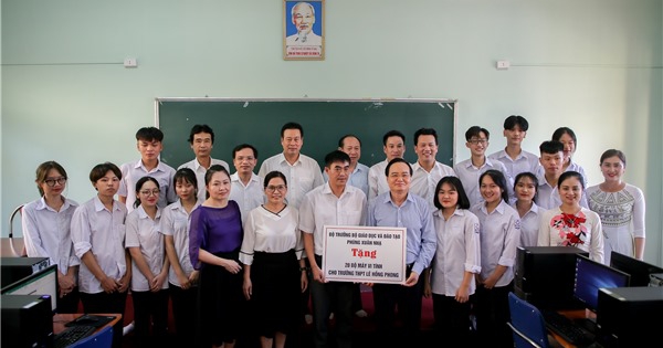 Bộ trưởng Phùng Xuân Nhạ thăm và trao tặng phòng máy vi tính cho trường THPT Lê Hồng Phong