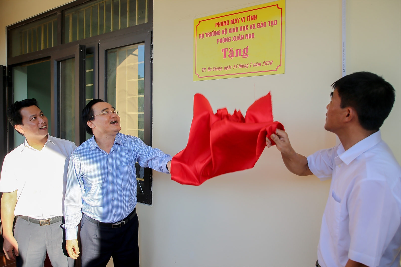 Bộ trưởng Phùng Xuân Nhạ thăm và trao tặng phòng máy vi tính cho trường THPT Lê Hồng Phong - Ảnh minh hoạ 2