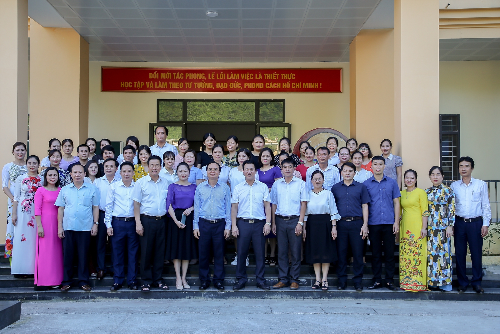 Bộ trưởng Phùng Xuân Nhạ thăm và trao tặng phòng máy vi tính cho trường THPT Lê Hồng Phong - Ảnh minh hoạ 7
