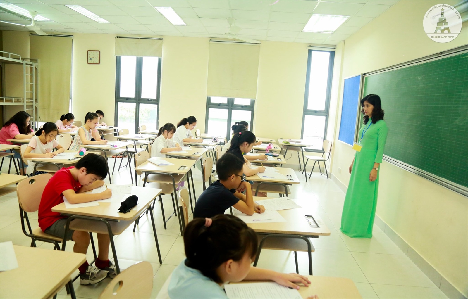 Ngôi trường sáng thi, tối công bố điểm, học sinh thi như đi picnic - Ảnh minh hoạ 2