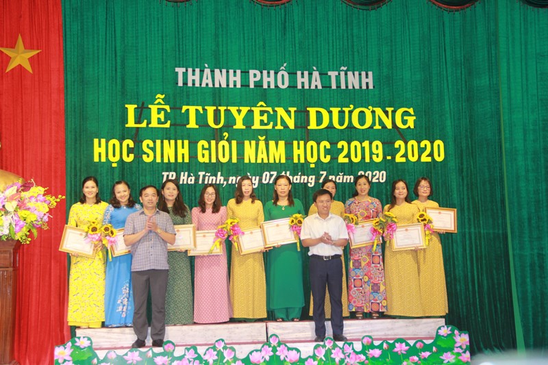 TP Hà Tĩnh tuyên dương gần 200 học sinh, giáo viên xuất sắc - Ảnh minh hoạ 4