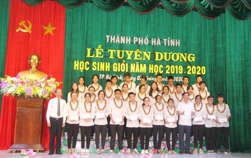 TP Hà Tĩnh tuyên dương gần 200 học sinh, giáo viên xuất sắc - Ảnh minh hoạ 5