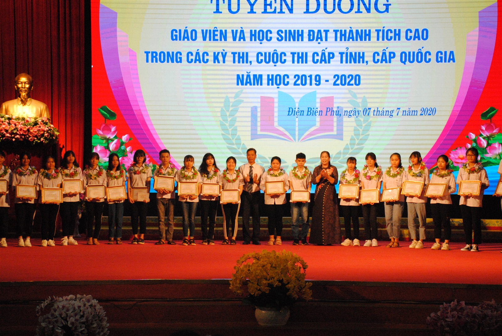 Thành phố Điện Biên Phủ vinh danh giáo viên, học sinh có thành tích xuất sắc - Ảnh minh hoạ 4