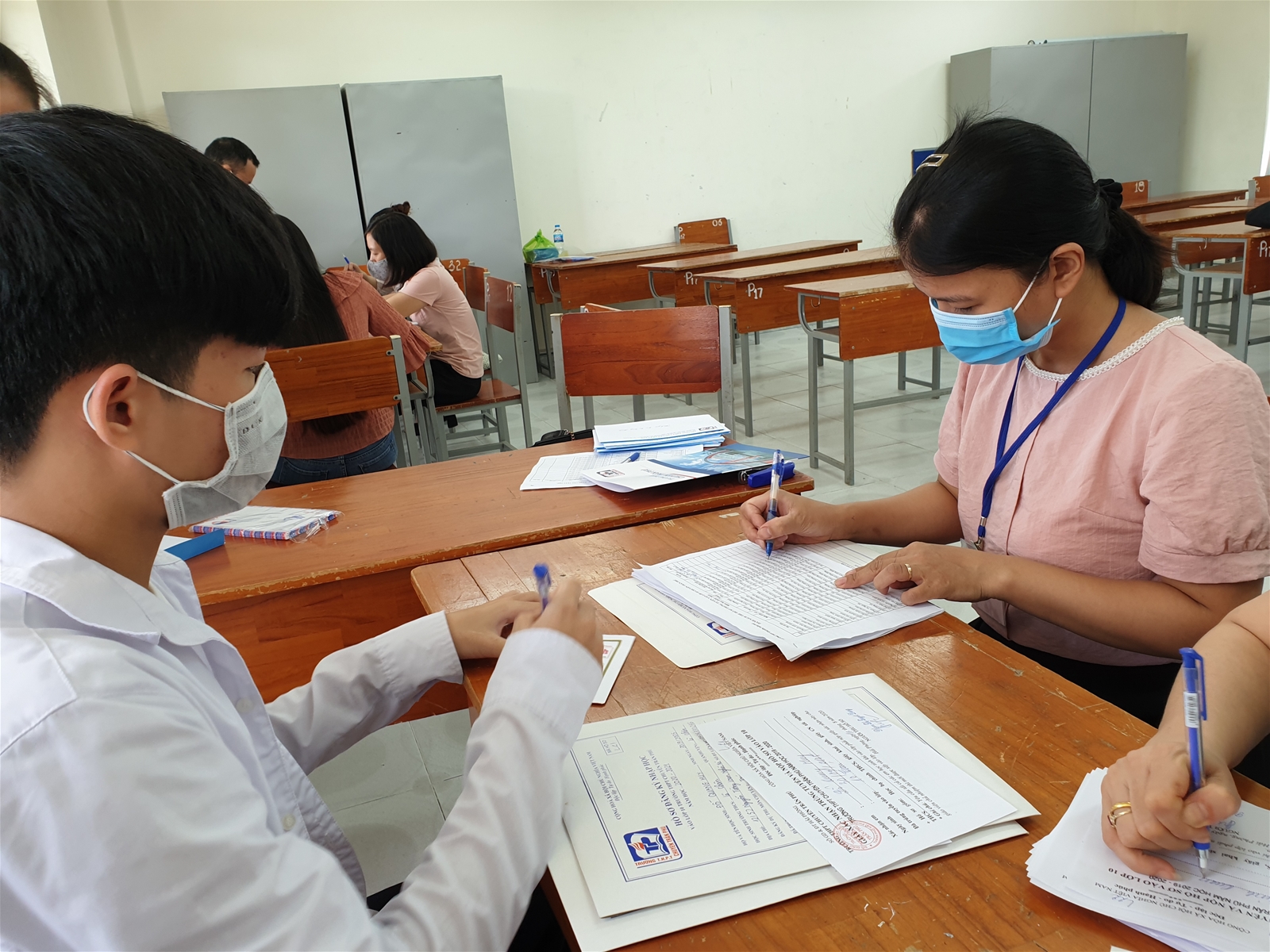 Hải Phòng: Học sinh lớp 10 Trường chuyên Trần Phú làm thủ tục nhập học trong điều kiện phòng dịch - Ảnh minh hoạ 2