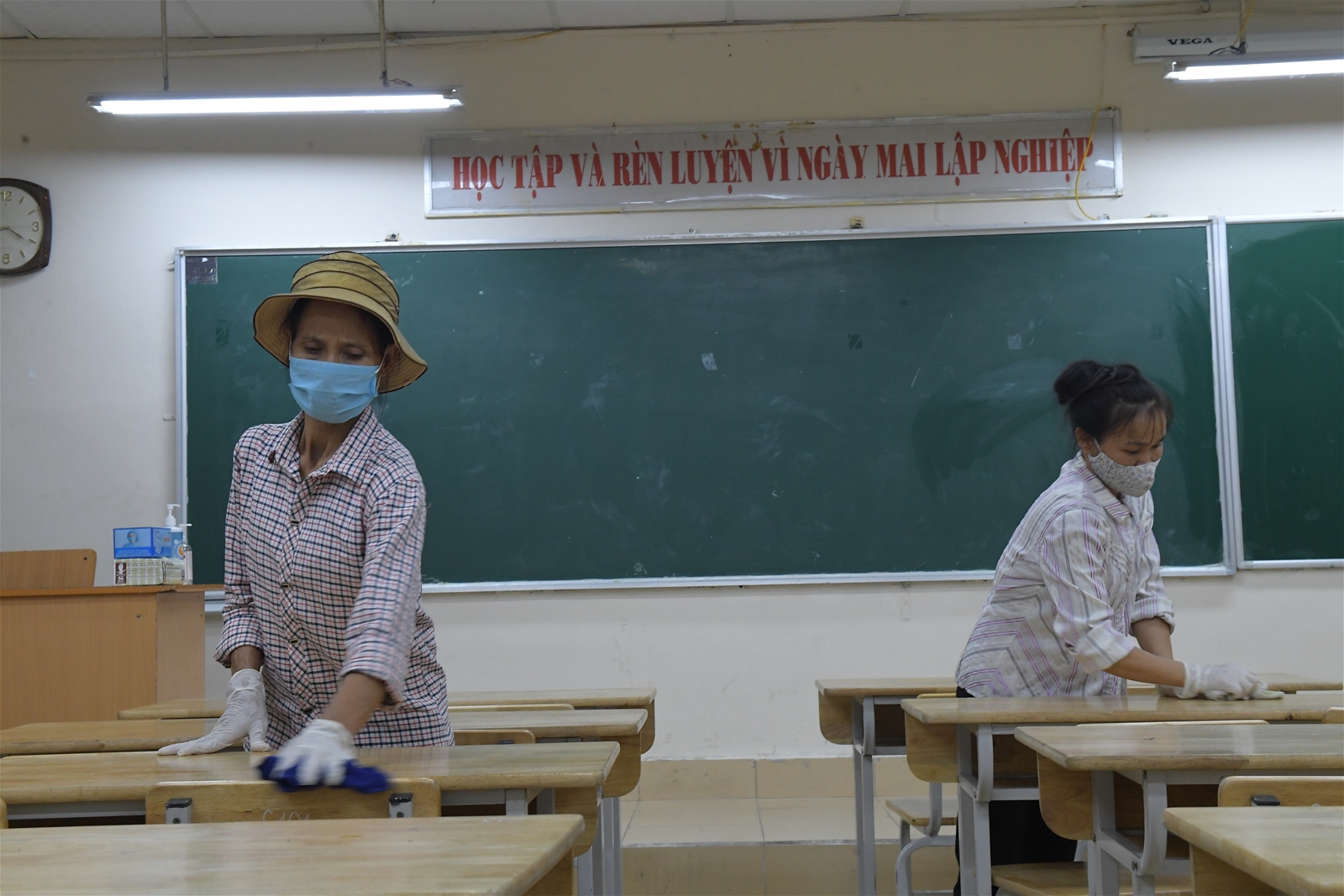 Hà Nội: Phun khử trùng toàn bộ các điểm thi, đảm bảo cho thí sinh một kỳ thi an toàn - Ảnh minh hoạ 6