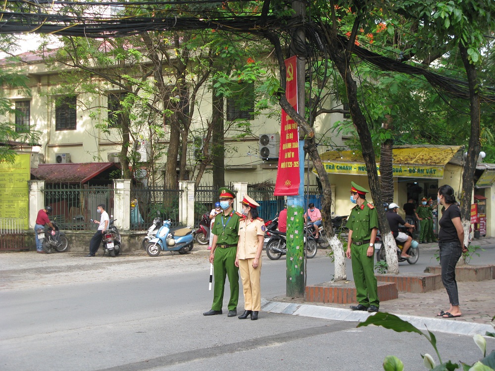 Khử khuẩn khu vực thi ngay sau khi kết thúc môn thi - Ảnh minh hoạ 2