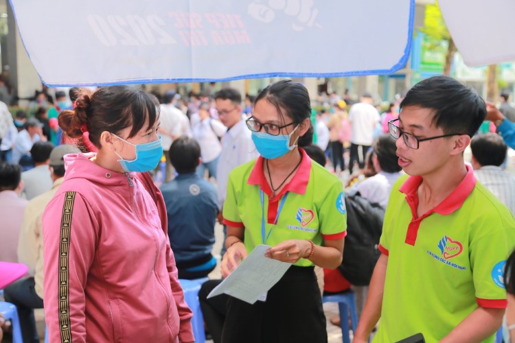 Nhiều hoạt động hỗ trợ tân sinh viên: Ấm lòng ngày nhập học