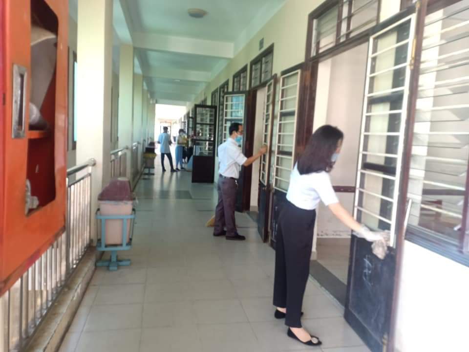 Đà Nẵng: Các trường học khử khuẩn, vệ sinh trường lớp để đón học sinh đi học