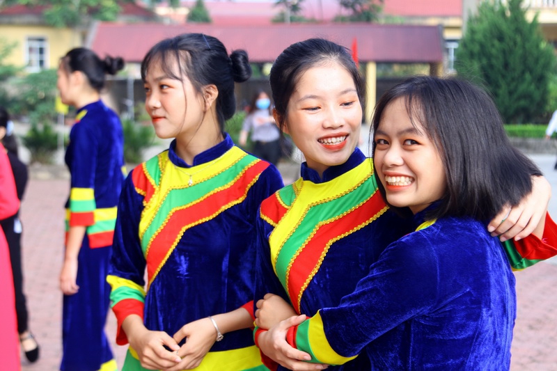 Học sinh dân tộc nội trú xúng xính trang phục truyền thống ngày khai giảng - Ảnh minh hoạ 7