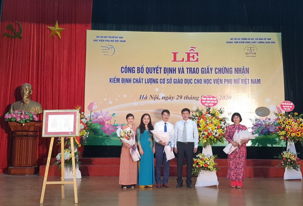 Trao Giấy chứng nhận kiểm định chất lượng cho Học viện Phụ nữ Việt Nam