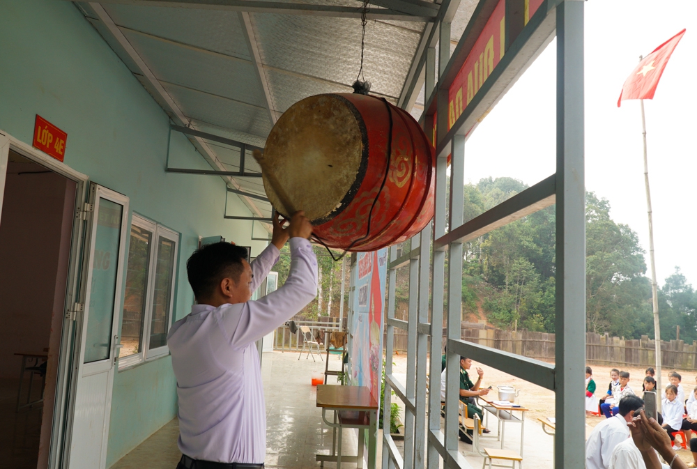 Xúc động Lễ khai giảng đầu tiên của điểm trường nơi “cùng trời cuối đất” - Ảnh minh hoạ 11