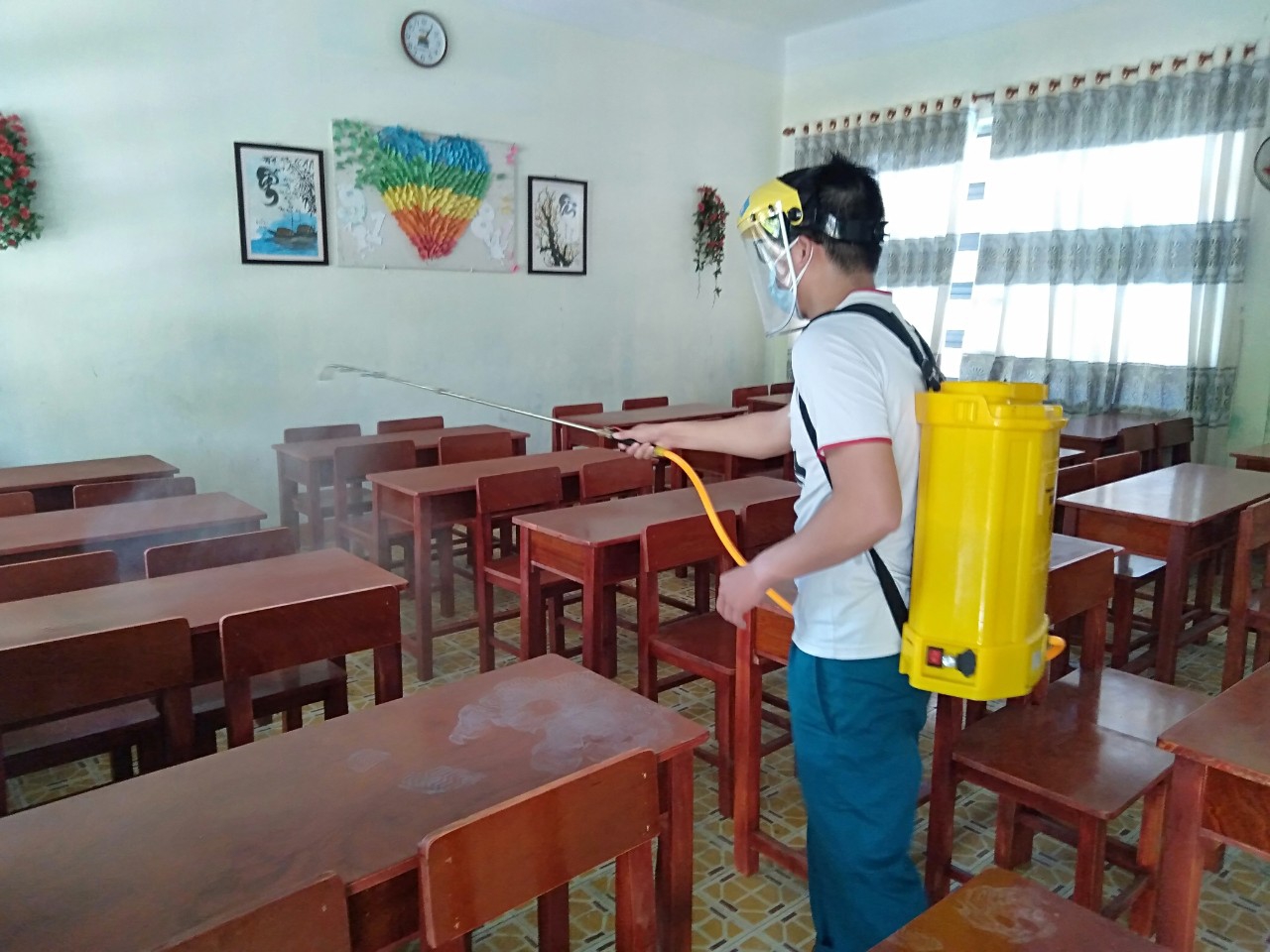 Đà Nẵng: Các trường học khử khuẩn, vệ sinh trường lớp để đón học sinh đi học - Ảnh minh hoạ 2