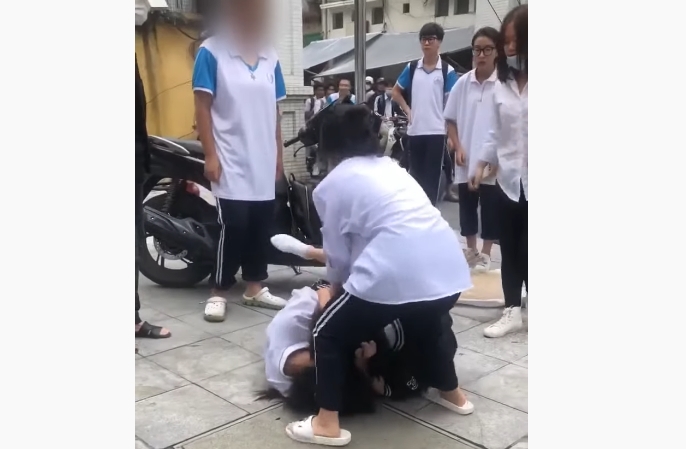 Vụ nữ sinh đánh nhau trước cổng trường: Xử lí nghiêm, giúp học sinh nhận ra sai lầm
