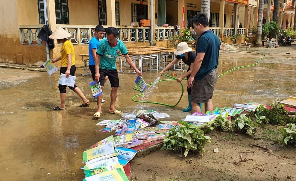 Mưa to, lũ ống "nhấn chìm" trường học ở Lào Cai, toàn bộ sách vở ngập trong bùn, nước