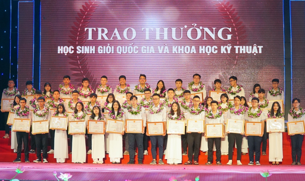 Nghệ An: Tuyên dương HS đạt giải quốc tế, quốc gia và điểm cao Tốt nghiệp THPT