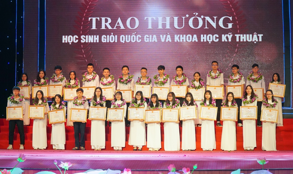 Nghệ An: Tuyên dương HS đạt giải quốc tế, quốc gia và điểm cao Tốt nghiệp THPT - Ảnh minh hoạ 7