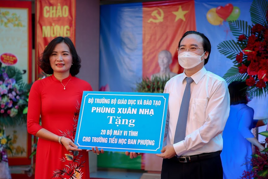 Bộ trưởng “phỏng vấn” giáo viên, học sinh trong ngày khai giảng năm học mới - Ảnh minh hoạ 2