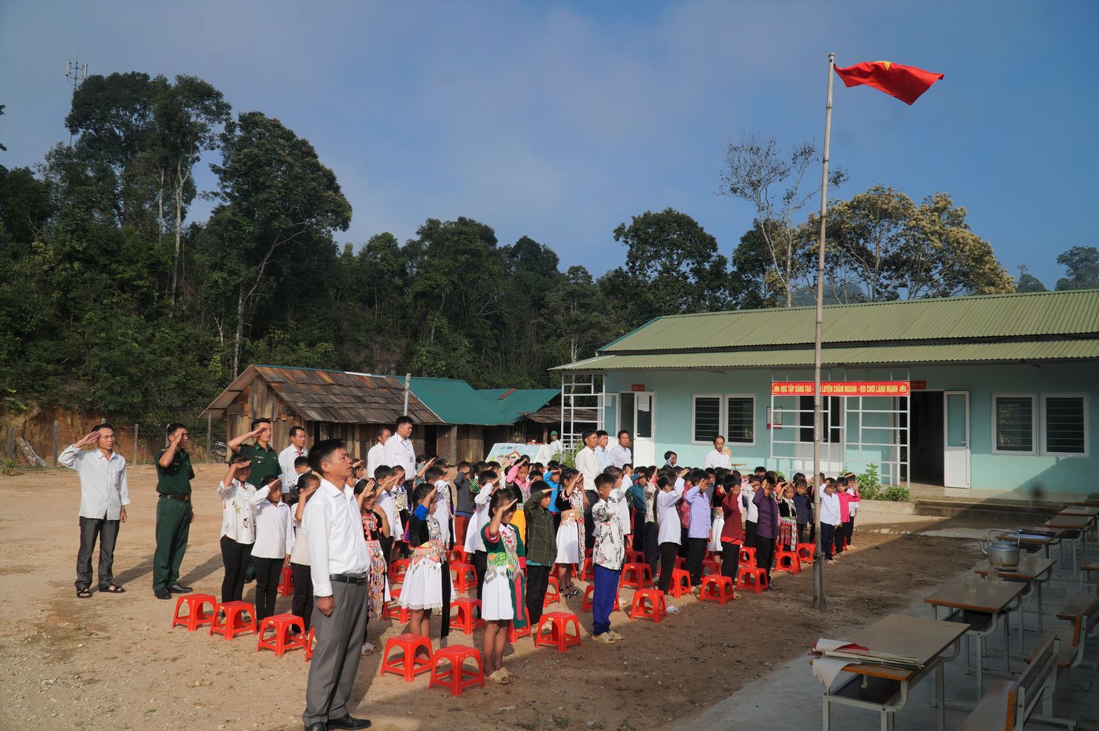 Xúc động Lễ khai giảng đầu tiên của điểm trường nơi “cùng trời cuối đất” - Ảnh minh hoạ 10