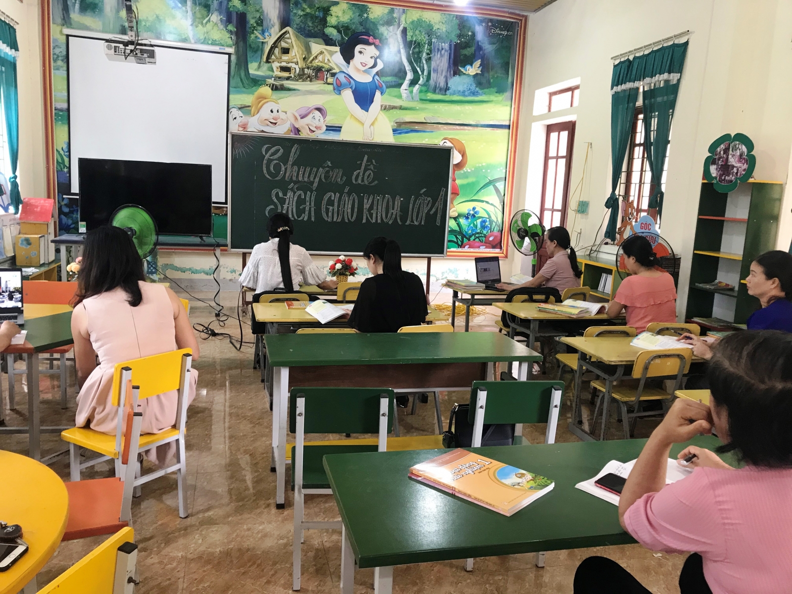 Thực hiện Chương trình GDPT mới tại Hà Tĩnh:  Giáo viên chủ động tập huấn trước ngày khai giảng