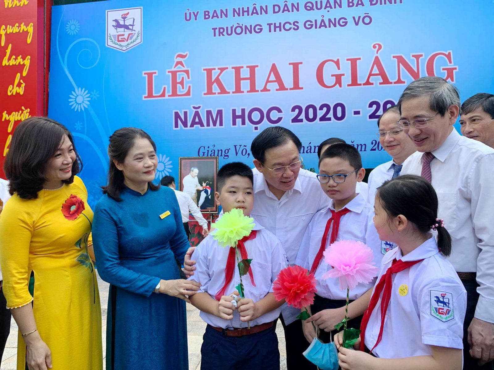 Bí thư Thành ủy Hà Nội dự lễ khai giảng, tặng quà cho học sinh Trường THCS Giảng Võ