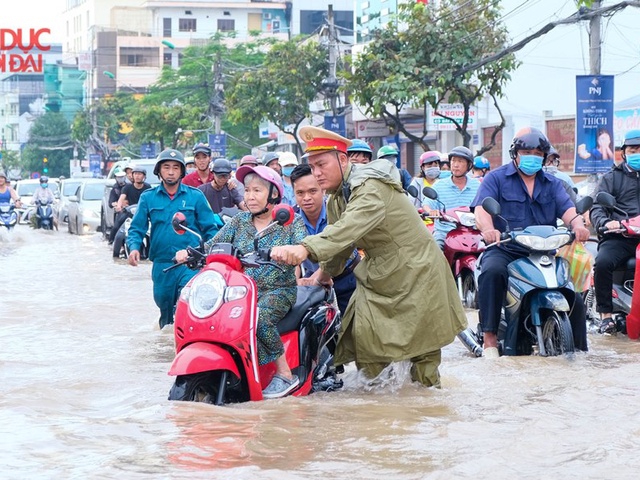 Nhà trường điều chỉnh giờ học né triều cường