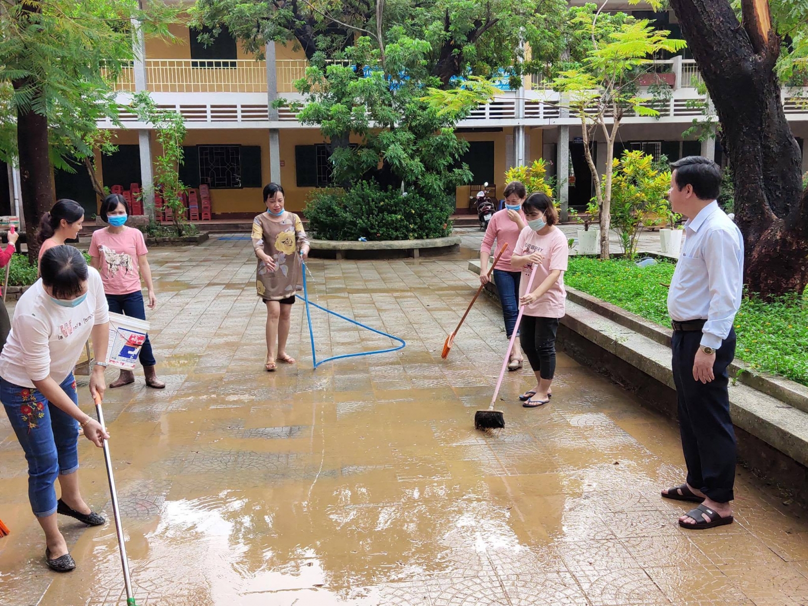 Giáo viên Thừa Thiên Huế dọn dẹp bùn đất đón học sinh trở lại trường - Ảnh minh hoạ 5