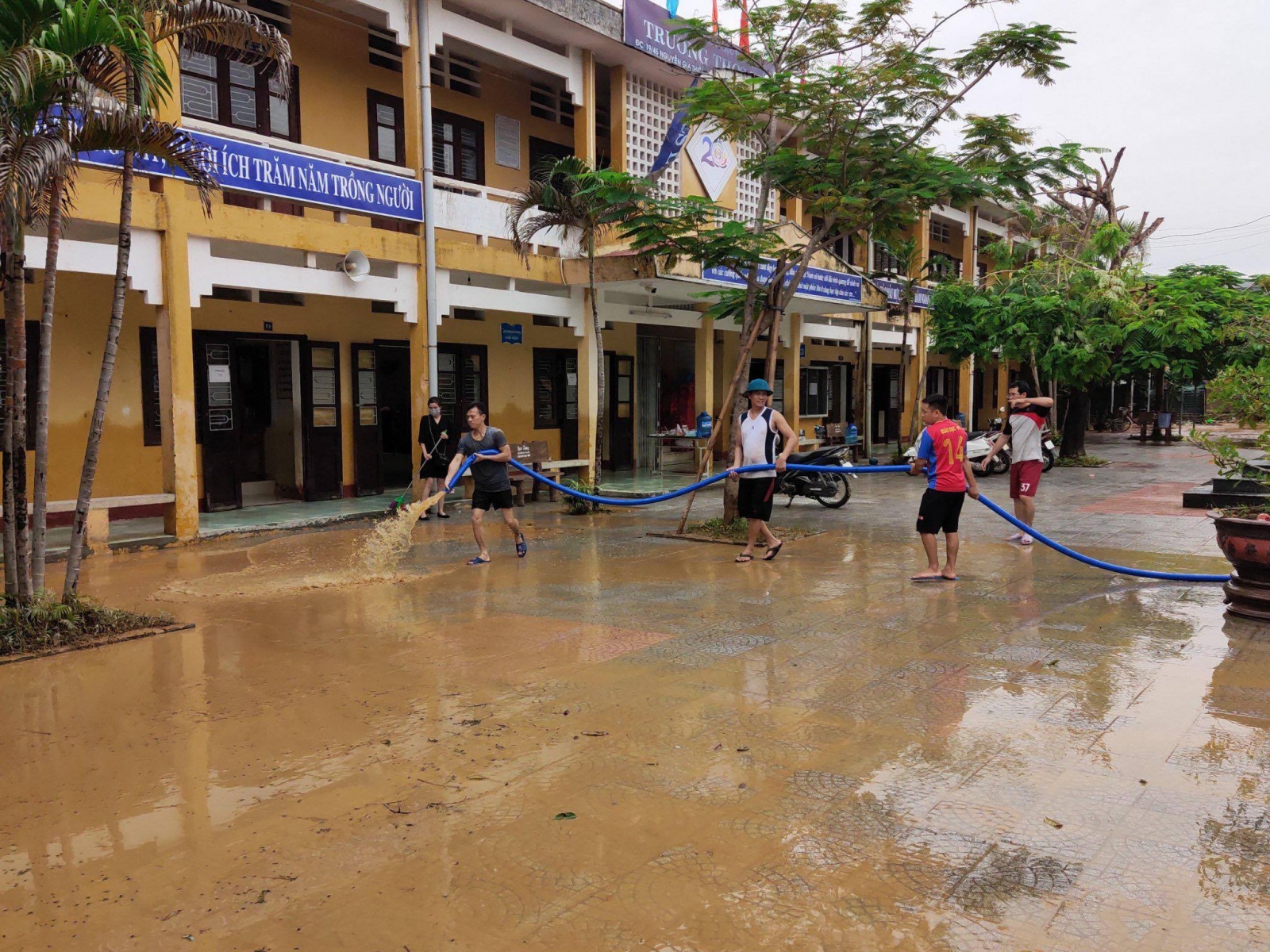 Giáo viên Thừa Thiên Huế dọn dẹp bùn đất đón học sinh trở lại trường - Ảnh minh hoạ 7