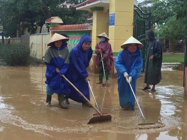 Quảng Bình: Dọn lũ cùng nước rút