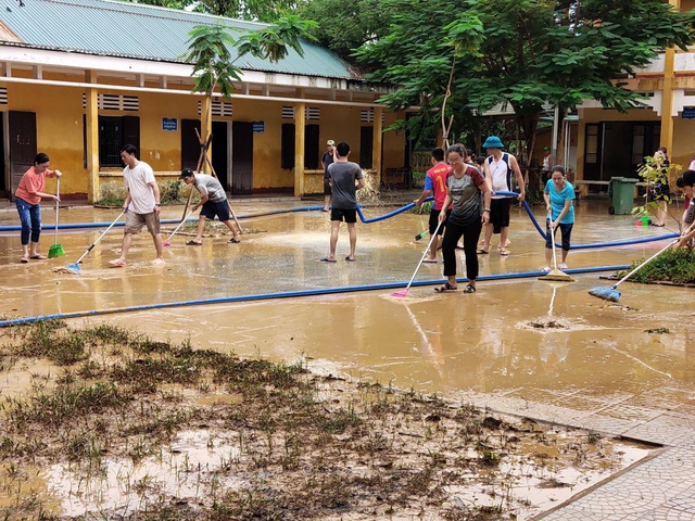 Giáo viên Thừa Thiên Huế dọn dẹp bùn đất đón học sinh trở lại trường